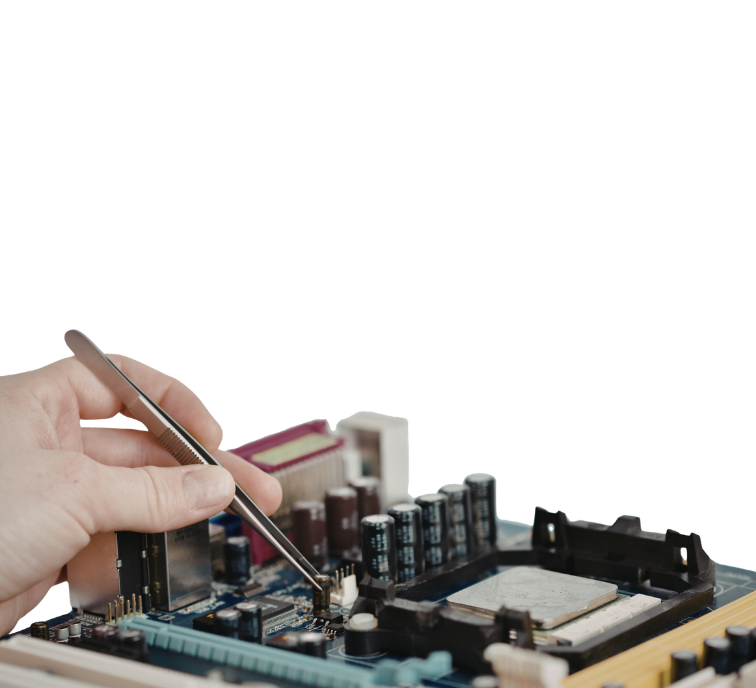 Main en train de réparer une carte mère – atelier reconditionnement informatique à Trévoux