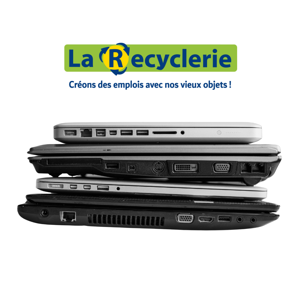Ordinateurs empilés – point de collecte et recyclerie informatique Nevolit à Trévoux