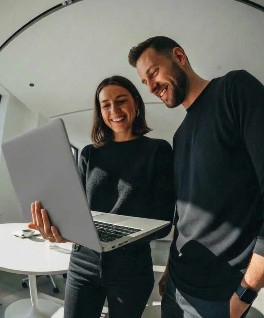 Deux collègues devant un ordinateur – reprise et renouvellement de parc informatique Nevolit près de Lyon