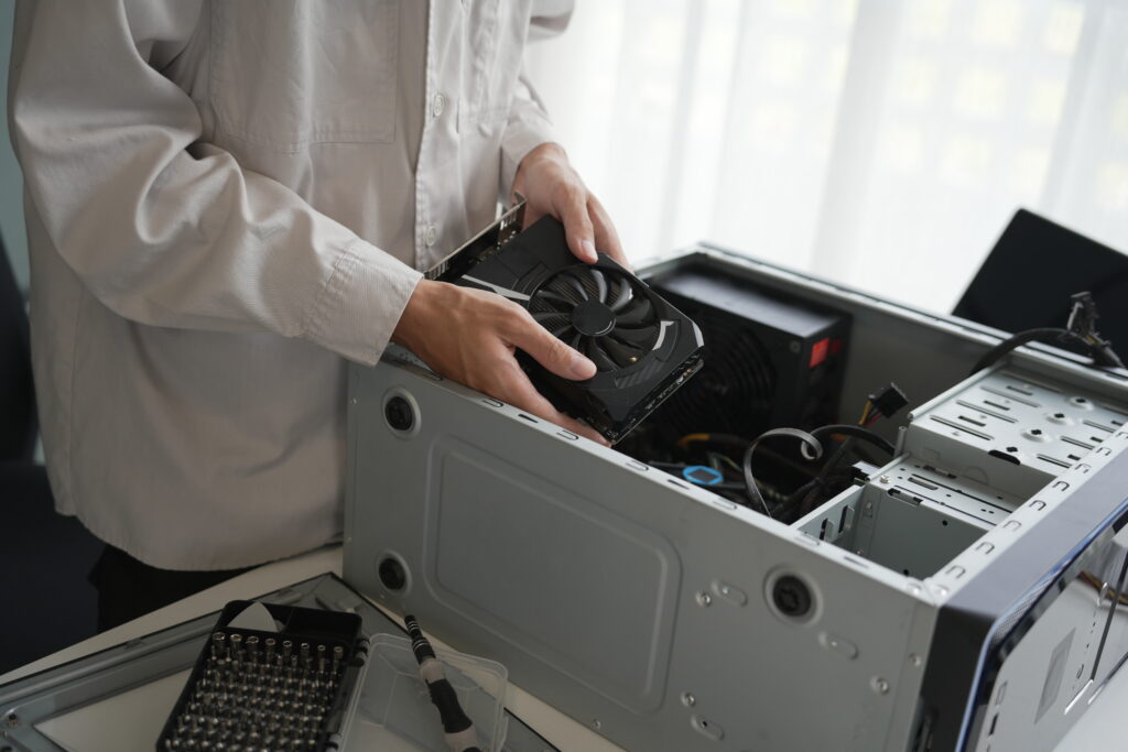 Techniciens démontant et réparant des ordinateurs – reconditionnement informatique pour entreprises et collectivités près de Lyon