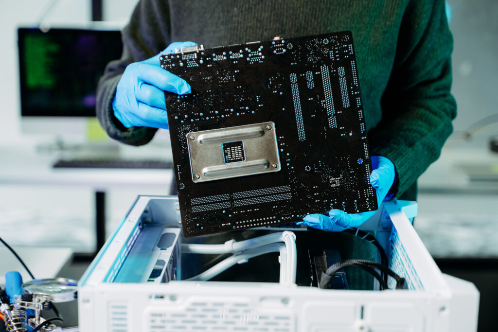 Technicien installant un processeur sur une carte mère – reconditionnement informatique Nevolit près de Lyon